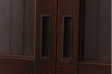 骨董・古民具　いぶされたような味わい深い木の色合いが魅力のガラス入り格子戸(ガラス戸、引き戸、建具)2枚セット