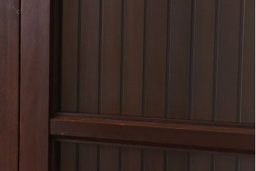 骨董・古民具　いぶされたような味わい深い木の色合いが魅力のガラス入り格子戸(ガラス戸、引き戸、建具)2枚セット