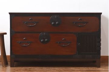 アンティーク家具　和製アンティーク　リメイク　前面ケヤキ材の脚付き二本松箪笥ローボード(和タンス、衣装箪笥)