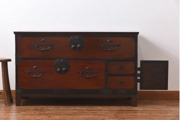 アンティーク家具　和製アンティーク　リメイク　前面ケヤキ材の脚付き二本松箪笥ローボード(和タンス、衣装箪笥)