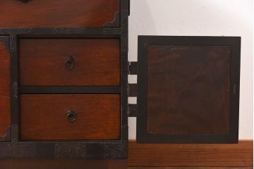 アンティーク家具　和製アンティーク　リメイク　前面ケヤキ材の脚付き二本松箪笥ローボード(和タンス、衣装箪笥)