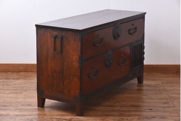 アンティーク家具　和製アンティーク　リメイク　前面ケヤキ材の脚付き二本松箪笥ローボード(和タンス、衣装箪笥)