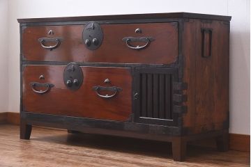 アンティーク家具　和製アンティーク　リメイク　前面ケヤキ材の脚付き二本松箪笥ローボード(和タンス、衣装箪笥)