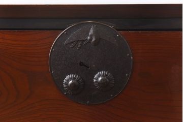 アンティーク家具　和製アンティーク　リメイク　前面ケヤキ材の脚付き二本松箪笥ローボード(和タンス、衣装箪笥)