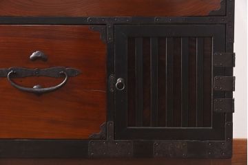 アンティーク家具　和製アンティーク　リメイク　前面ケヤキ材の脚付き二本松箪笥ローボード(和タンス、衣装箪笥)