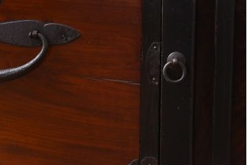 アンティーク家具　和製アンティーク　リメイク　前面ケヤキ材の脚付き二本松箪笥ローボード(和タンス、衣装箪笥)