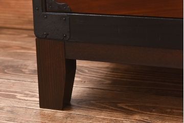 アンティーク家具　和製アンティーク　リメイク　前面ケヤキ材の脚付き二本松箪笥ローボード(和タンス、衣装箪笥)