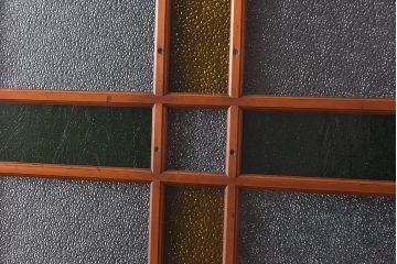 大正ロマン　当時物色ガラス　モダンな十字のデザインが魅力のガラス戸(ガラス引き戸、引き戸、建具)