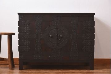 アンティーク家具　和製アンティーク　無骨な雰囲気が味わい深い脚付の箪笥ローボード(ローチェスト、引き出し、テレビボード)