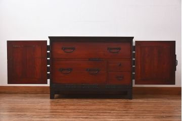 アンティーク家具　和製アンティーク　無骨な雰囲気が味わい深い脚付の箪笥ローボード(ローチェスト、引き出し、テレビボード)