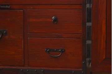 アンティーク家具　和製アンティーク　無骨な雰囲気が味わい深い脚付の箪笥ローボード(ローチェスト、引き出し、テレビボード)