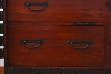 アンティーク家具　和製アンティーク　無骨な雰囲気が味わい深い脚付の箪笥ローボード(ローチェスト、引き出し、テレビボード)