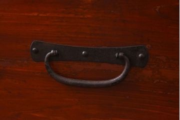 アンティーク家具　和製アンティーク　無骨な雰囲気が味わい深い脚付の箪笥ローボード(ローチェスト、引き出し、テレビボード)