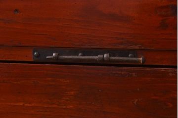 アンティーク家具　和製アンティーク　無骨な雰囲気が味わい深い脚付の箪笥ローボード(ローチェスト、引き出し、テレビボード)