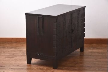 アンティーク家具　和製アンティーク　無骨な雰囲気が味わい深い脚付の箪笥ローボード(ローチェスト、引き出し、テレビボード)