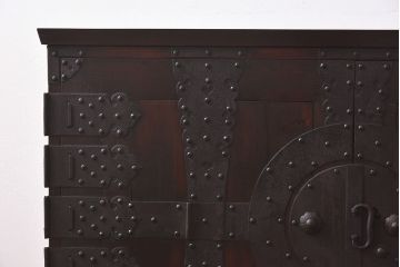 アンティーク家具　和製アンティーク　無骨な雰囲気が味わい深い脚付の箪笥ローボード(ローチェスト、引き出し、テレビボード)