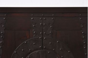 アンティーク家具　和製アンティーク　無骨な雰囲気が味わい深い脚付の箪笥ローボード(ローチェスト、引き出し、テレビボード)