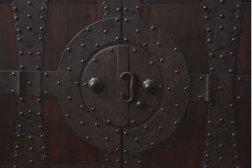 アンティーク家具　和製アンティーク　無骨な雰囲気が味わい深い脚付の箪笥ローボード(ローチェスト、引き出し、テレビボード)