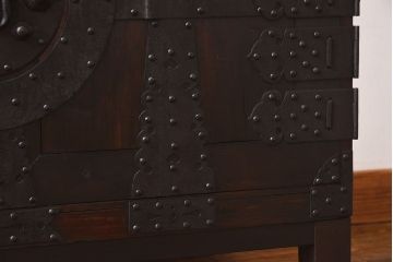 アンティーク家具　和製アンティーク　無骨な雰囲気が味わい深い脚付の箪笥ローボード(ローチェスト、引き出し、テレビボード)