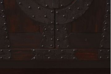 アンティーク家具　和製アンティーク　無骨な雰囲気が味わい深い脚付の箪笥ローボード(ローチェスト、引き出し、テレビボード)