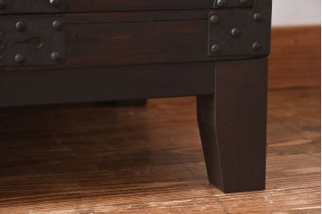 アンティーク家具　和製アンティーク　無骨な雰囲気が味わい深い脚付の箪笥ローボード(ローチェスト、引き出し、テレビボード)