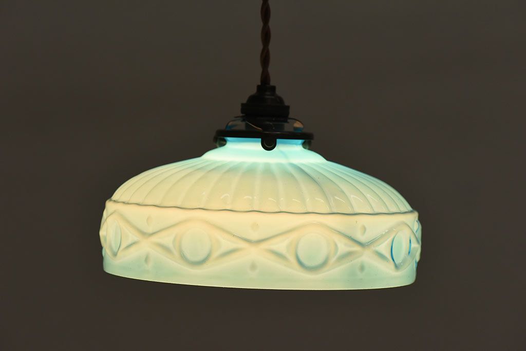レトロな雰囲気漂う青色のシェード(電笠、天井照明)