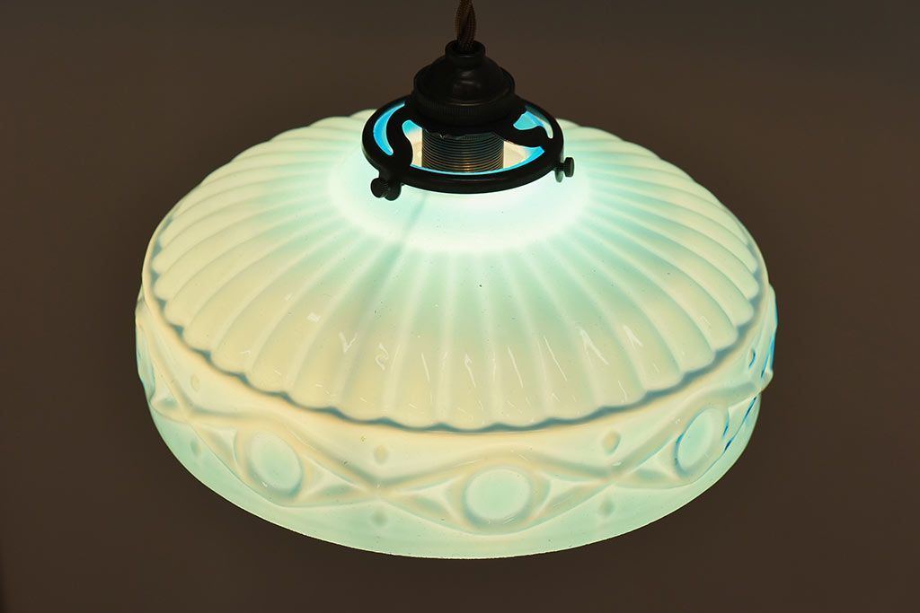 レトロな雰囲気漂う青色のシェード(電笠、天井照明)