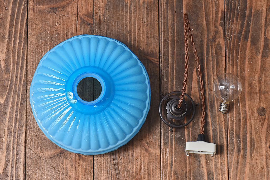 レトロな雰囲気漂う青色のシェード(電笠、天井照明)