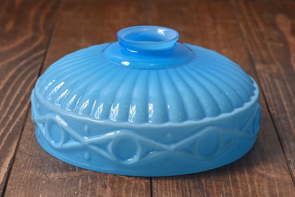 レトロな雰囲気漂う青色のシェード(電笠、天井照明)