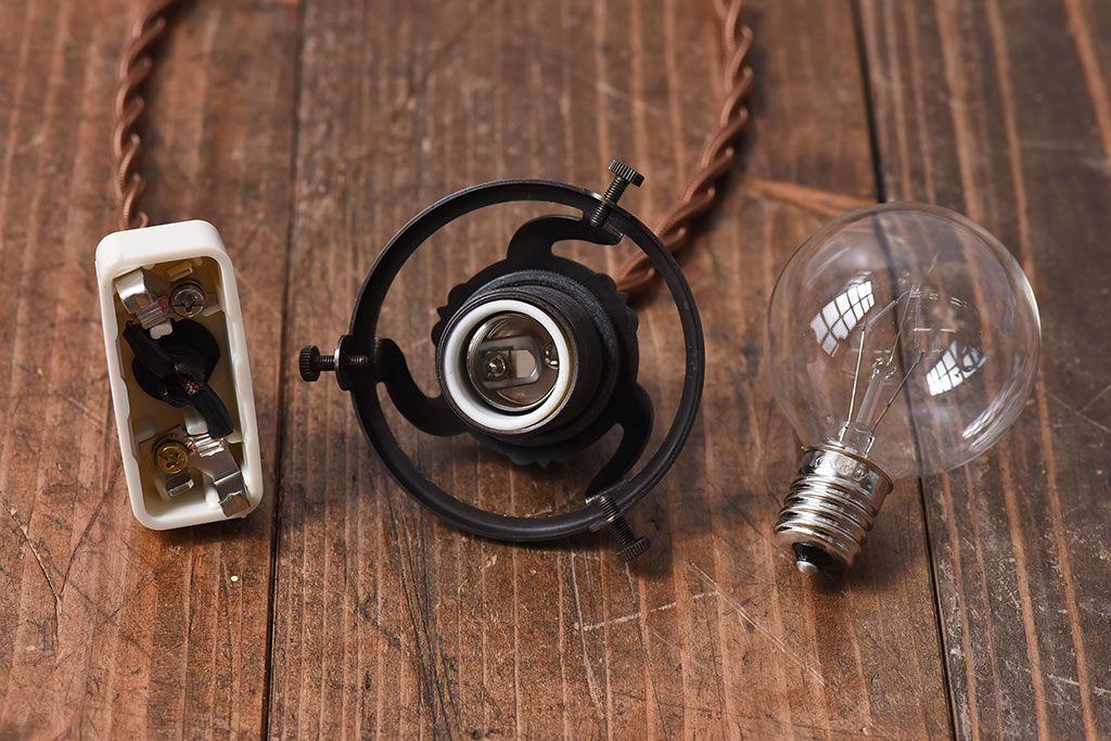 レトロな雰囲気漂う青色のシェード(電笠、天井照明)