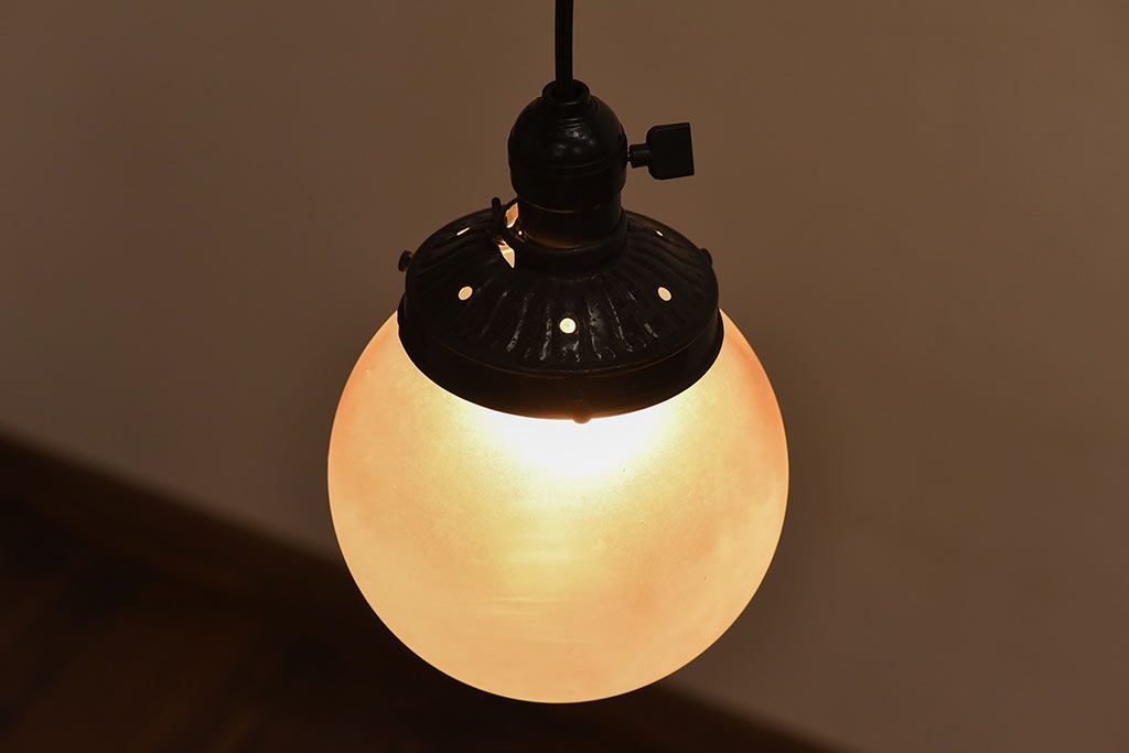 レトロな半透明球型ガラスペンダントライト(天井照明、吊り照明)