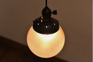 レトロな半透明球型ガラスペンダントライト(天井照明、吊り照明)