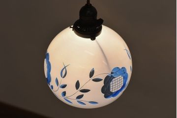 大正期　青ガラス乳白被切子電笠(薔薇の図)(ペンダントライト、天井照明、吊り下げ照明)