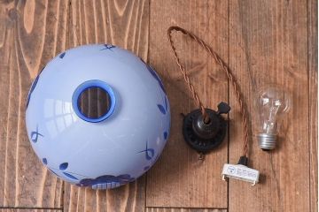 大正期　青ガラス乳白被切子電笠(薔薇の図)(ペンダントライト、天井照明、吊り下げ照明)