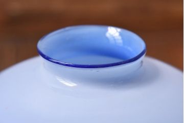 大正期　青ガラス乳白被切子電笠(薔薇の図)(ペンダントライト、天井照明、吊り下げ照明)