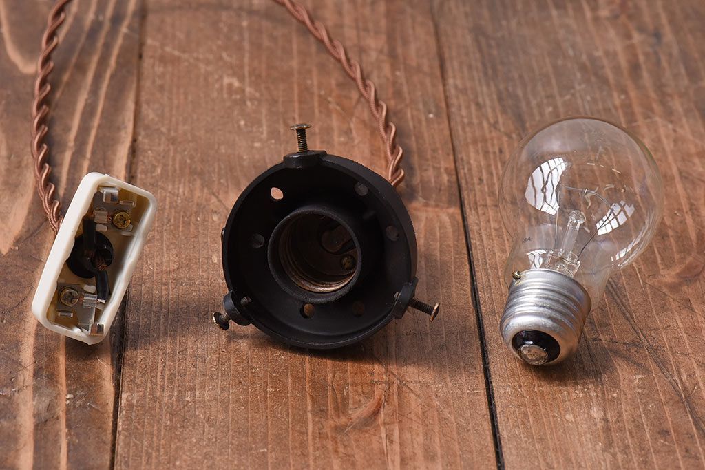 大正期　青ガラス乳白被切子電笠(薔薇の図)(ペンダントライト、天井照明、吊り下げ照明)