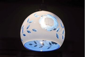 大正期　青ガラス乳白被切子電笠(薔薇の図)(ペンダントライト、天井照明、吊り下げ照明)