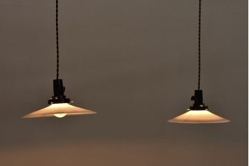 和製アンティーク　白いガラスの平笠シェードがレトロな雰囲気を醸すペンダントライト(天井照明、吊り下げ照明)(1)　2ヶセット