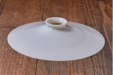 和製アンティーク　白いガラスの平笠シェードがレトロな雰囲気を醸すペンダントライト(天井照明、吊り下げ照明)(1)　2ヶセット