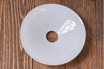 和製アンティーク　白いガラスの平笠シェードがレトロな雰囲気を醸すペンダントライト(天井照明、吊り下げ照明)(1)　2ヶセット