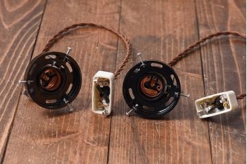 和製アンティーク　白いガラスの平笠シェードがレトロな雰囲気を醸すペンダントライト(天井照明、吊り下げ照明)(1)　2ヶセット