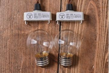 和製アンティーク　白いガラスの平笠シェードがレトロな雰囲気を醸すペンダントライト(天井照明、吊り下げ照明)(1)　2ヶセット
