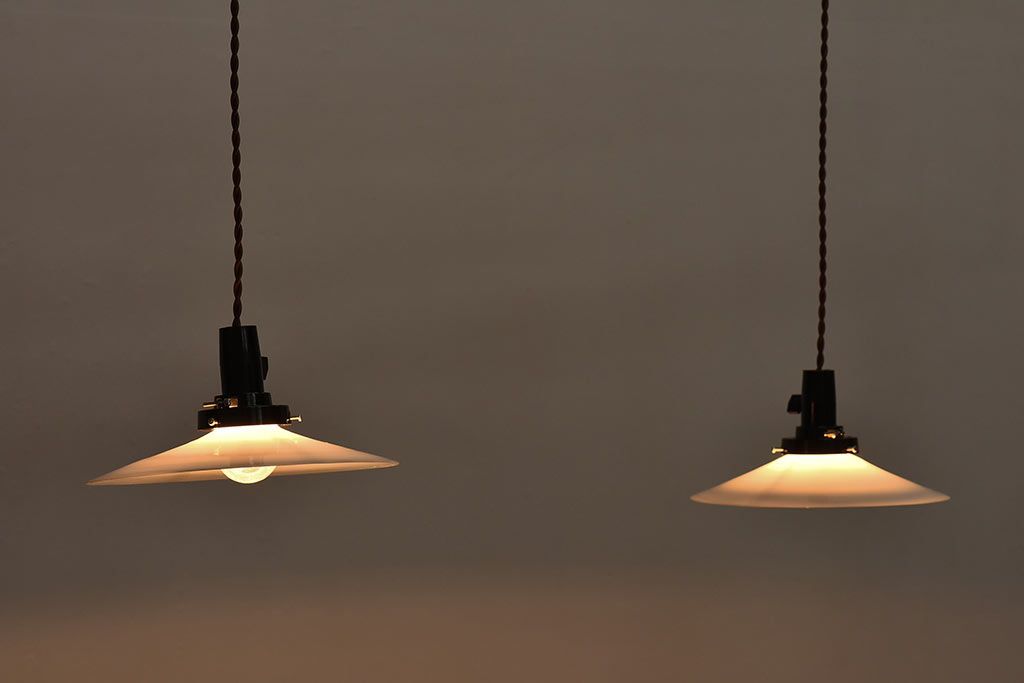 和製アンティーク　白いガラスの平笠シェードがレトロな雰囲気を醸すペンダントライト(天井照明、吊り下げ照明)(1)　2ヶセット