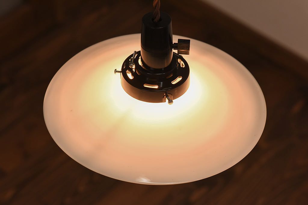 和製アンティーク　白いガラスの平笠シェードがレトロな雰囲気を醸すペンダントライト(天井照明、吊り下げ照明)(1)　2ヶセット