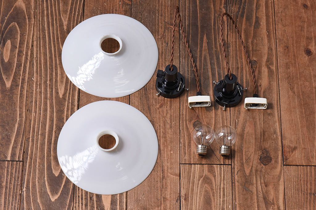 和製アンティーク　白いガラスの平笠シェードがレトロな雰囲気を醸すペンダントライト(天井照明、吊り下げ照明)(1)　2ヶセット