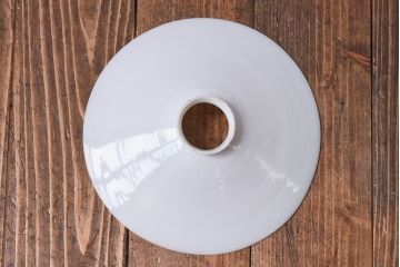 和製アンティーク　白いガラスの平笠シェードがレトロな雰囲気を醸すペンダントライト(天井照明、吊り下げ照明)(1)　2ヶセット