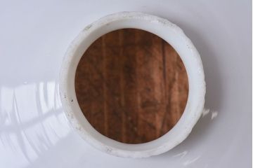 和製アンティーク　白いガラスの平笠シェードがレトロな雰囲気を醸すペンダントライト(天井照明、吊り下げ照明)(1)　2ヶセット