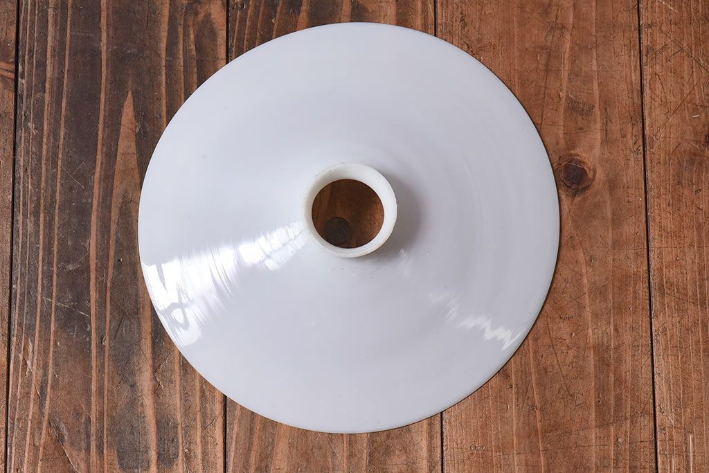 和製アンティーク　白いガラスの平笠シェードがレトロな雰囲気を醸すペンダントライト(天井照明、吊り下げ照明)(1)　2ヶセット