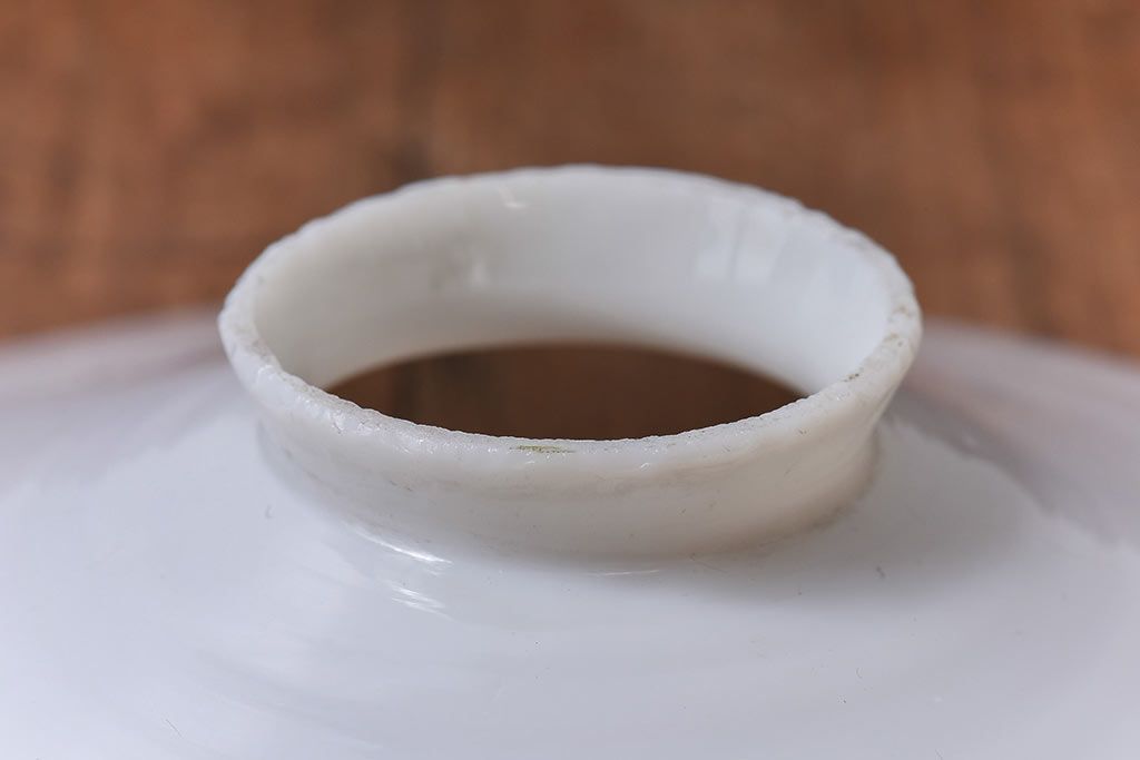 和製アンティーク　白いガラスの平笠シェードがレトロな雰囲気を醸すペンダントライト(天井照明、吊り下げ照明)(1)　2ヶセット