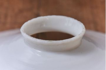 和製アンティーク　白いガラスの平笠シェードがレトロな雰囲気を醸すペンダントライト(天井照明、吊り下げ照明)(1)　2ヶセット